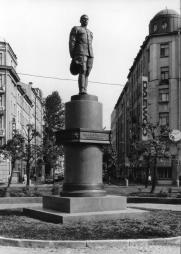 Памятник Л.А. Говорову. 1999. Скульпторы В.Я. Боголюбов, Б.А. Петров