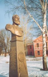 Памятник С.И. Мосину. 2001. Скульптор Б.А. Петров