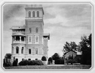 Нижний дворец в парке "Александрия" в Петергофе. Фото 1890-х гг.