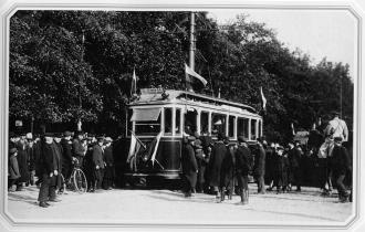 Открытие трамвайного движения в Петербурге. Фото К. К. Буллы. 1907.