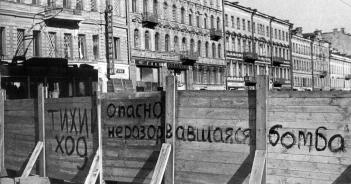 На просп. 25-го Октября после вражеской бомбардировки. Март 1943
