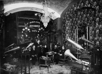 Warehouse of Gramophone Joint-Stock Company in Passage. Photo, 1910.