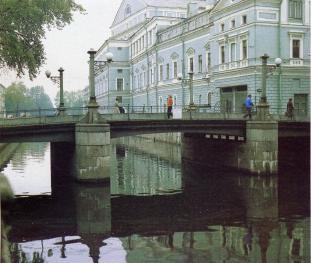 Торговый мост через Крюков канал.