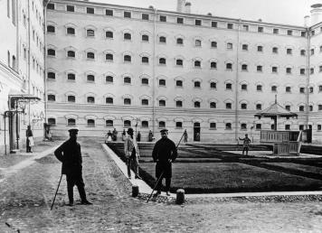 Walking Yard of the House of Preliminary Detention. Photo, the early 20th century.