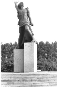 Памятник боевым и трудовым подвигам комсомола. 1968. Скульпторы В.И. Гордон, В.Г. Тимошенко, О.И. Кузнецов