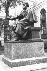 Памятник И.С. Тургеневу. 2001. Скульпторы Я.Я. Нейман, В.Д. Свешников