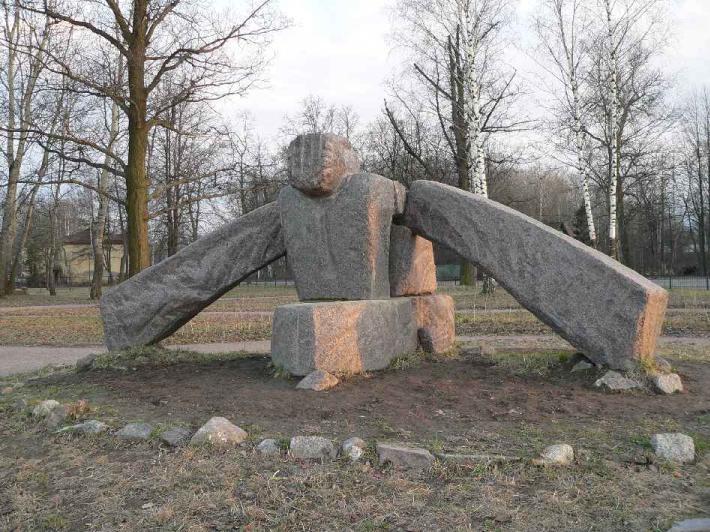Каменный гребец. Фото В. Лурье с сайта http://www.petrograph.ru/