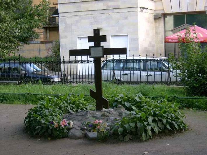 Памятный православный крест, посвященный утраченному собору Введения во храм пресвятой Богородицы. Фото В.Ф. Лурье с сайта http://www.petrograph.ru/