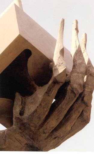 Рука творца. Фото из кн.: Наг Арнолди. Тичино, 2003