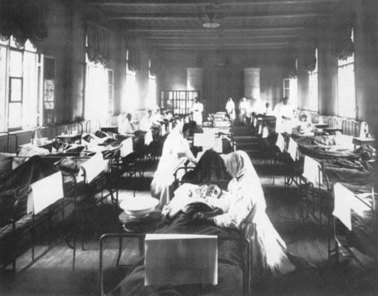 Эпидемия холеры в С.-Петербурге 1908 г. Заболевшие холерой и медицинский персонал в палате (больничном бараке).