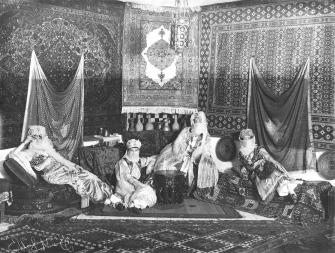 С.-Петербургское общество самаритян. Группа членов общества на благотворительном базаре в зале Земской управы. 1900. Фотоателье К. К. Буллы. ЦГАКФФД
