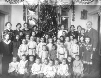 Общество трудовой помощи «Улей». Воспитанники дневного убежища с попечителями и воспитателями. 1915. Фотоателье К.К. Буллы. ЦГАКФФД