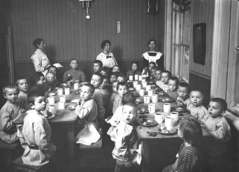 Общество трудовой помощи «Улей». Дневное убежище для детей. 1915. Фотоателье К. К. Буллы. ЦГАКФФД