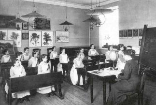 Николаевский сиротский институт. На уроке арифметики. 1900-е. Фотоателье К.К. Буллы. ЦГАКФФД