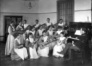 Воспитательный дом. Занятия в школе нянь. 1913. Фотоателье К.К. Буллы. ЦГАКФФД