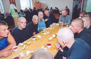 Братство св. Анастасии Узорешительницы. Совместная вечерняя трапеза «Агапа» (Трапеза любви) в Колпинской детской колонии. 
Колпино. 2006. Фото А. Дроздовского
