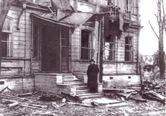 Толстой А.Н. у своего дома