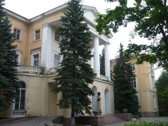 Monument to the Hero of the USSR Lieutenant-General D.M. Karbyshev at the building of former Paley's palace where the Pushkin Military Building Institute is placed now.