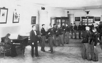 Гатчинский Николаевский сиротский институт. Урок танцев. 1910-е. Фотоателье К.К. Буллы. ЦГАКФФД