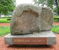 Соловецкий камень на Троицкой площади.
Изображение с сайта: https://ru.wikipedia.org/wiki/%C4%E5%ED%FC_%EF%E0%EC%FF%F2%E8_%E6%E5%F0%F2%E2_%EF%EE%EB%E8%F2%E8%F7%E5%F1%EA%E8%F5_%F0%E5%EF%F0%E5%F1%F1%E8%E9