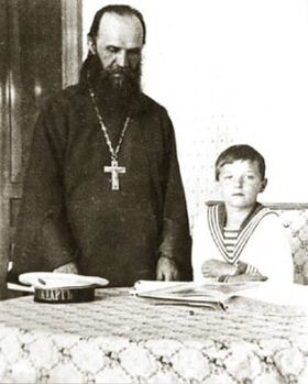 А.П. Васльев и царевич Алексей Николаевич.
Изображение с сайта: https://ru.wikipedia.org/wiki/%D0%92%D0%B0%D1%81%D0%B8%D0%BB%D1%8C%D0%B5%D0%B2,_%D0%90%D0%BB%D0%B5%D0%BA%D1%81%D0%B0%D0%BD%D0%B4%D1%80_%D0%9F%D0%B5%D1%82%D1%80%D0%BE%D0%B2%D0%B8%D1%87
29.02.2016