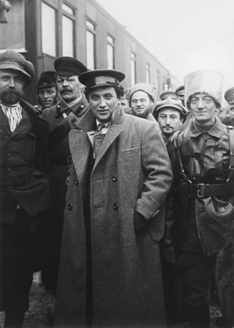 Г.Е. Зиновьев (в центре) - один из лидеров "Новой оппозиции".
Изображение с сайта: http://grigoryants.ru/foto/skvoznyak-iz-proshlogo/9.3.jpg
