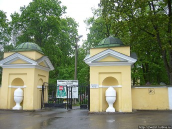 Главный вход на Казанское кладбище.
Изображение с сайта: http://www.s.gorodpushkin.ru/section/catalogo/upload/pers/51/img/catalog/logos/tsentralnyy-vkhod-na-kazan_145312029613.jpg
